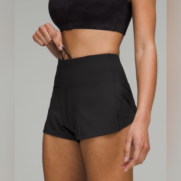 Lululemon Speed Up Lined Shorts 2.5" in Black, Size 6 - Picture 2 of 7